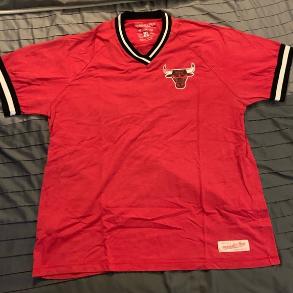 Mitchell & Ness Other - Vintage Chicago bulls Mitchell and ness top v neck